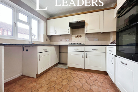 3 bedroom semi-detached house to rent, Yarrow Close, Worcester, WR5
