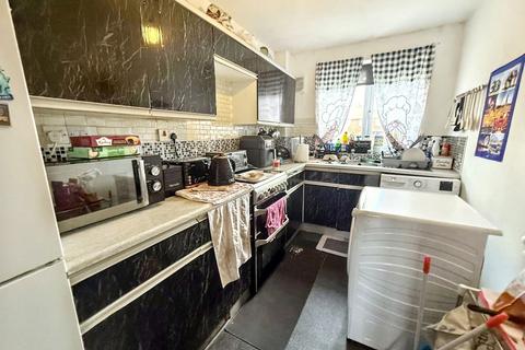 2 bedroom flat for sale, Whinmoor Place, Cowgate, Newcastle upon Tyne, Tyne and Wear, NE5 3BA