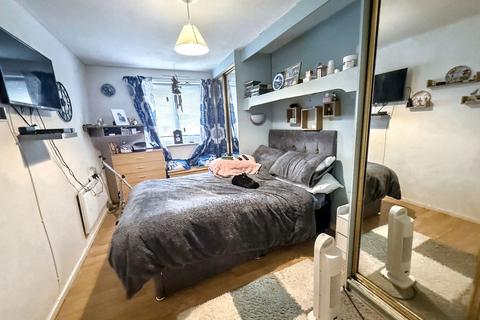 2 bedroom flat for sale, Whinmoor Place, Cowgate, Newcastle upon Tyne, Tyne and Wear, NE5 3BA