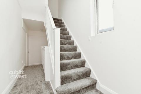 2 bedroom maisonette to rent, Mount Pleasant Road, Caterham CR3