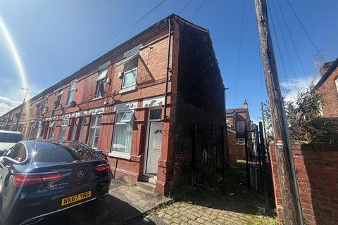 2 bedroom end of terrace house to rent, Damien Street, Manchester