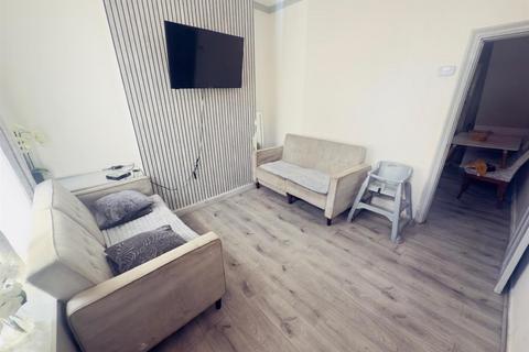 2 bedroom end of terrace house to rent, Damien Street, Manchester