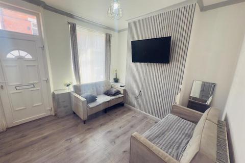 2 bedroom end of terrace house to rent, Damien Street, Manchester