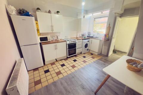 2 bedroom end of terrace house to rent, Damien Street, Manchester