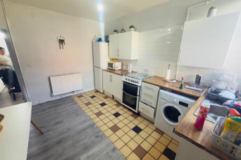2 bedroom end of terrace house to rent, Damien Street, Manchester