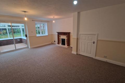 3 bedroom mews to rent, The Spinney, Sandbach