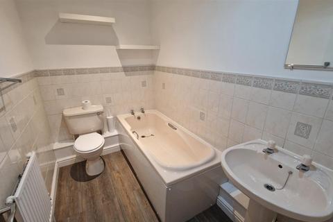 3 bedroom mews to rent, The Spinney, Sandbach