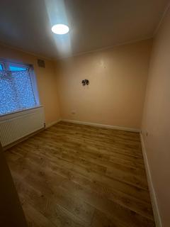 4 bedroom semi-detached house to rent, Lansbury Drive, Hayes UB4