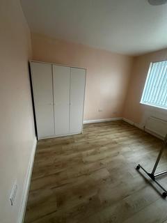 4 bedroom semi-detached house to rent, Lansbury Drive, Hayes UB4