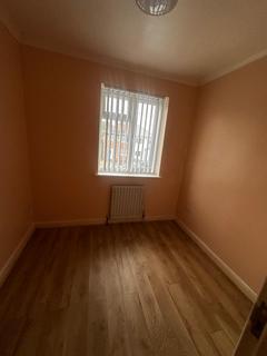 4 bedroom semi-detached house to rent, Lansbury Drive, Hayes UB4