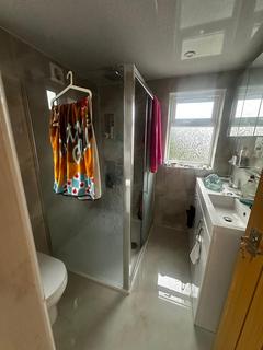 4 bedroom semi-detached house to rent, Lansbury Drive, Hayes UB4