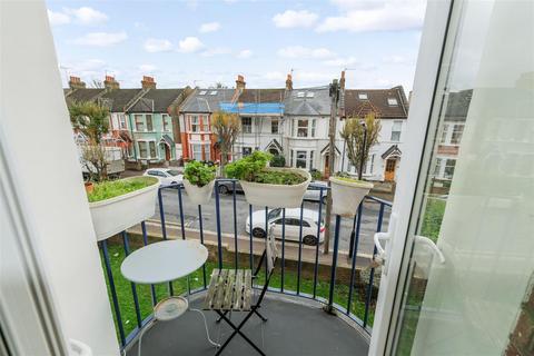 2 bedroom flat to rent, Livingstone Court, 47 Matlock Road, Leyton