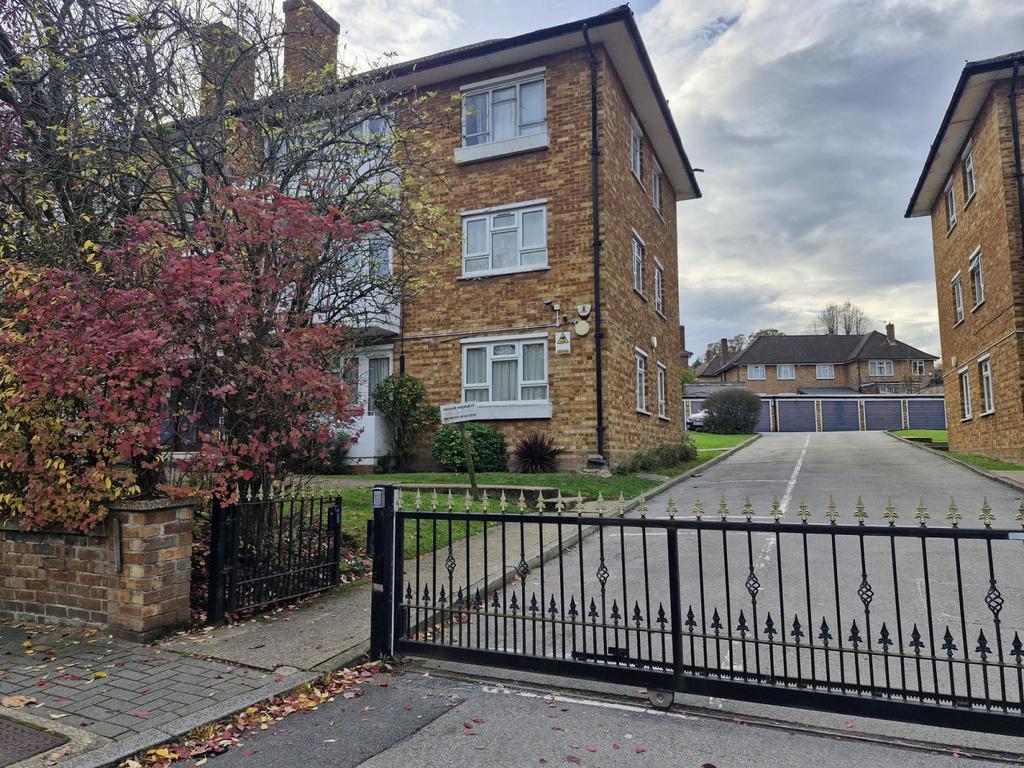 2 bed flat to rent The Paddocks, Wembley HA9