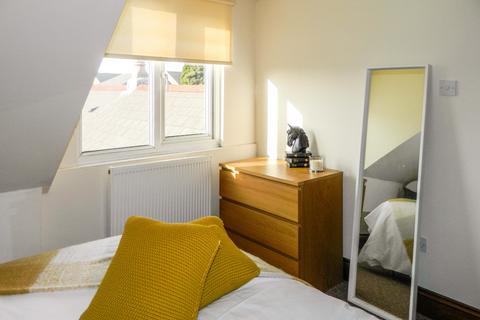 2 bedroom flat to rent, Mackintosh Place, Roath,