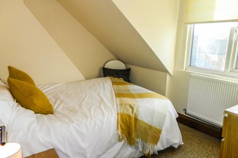 2 bedroom flat to rent, Mackintosh Place, Roath,