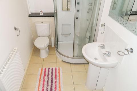 2 bedroom flat to rent, Mackintosh Place, Roath,