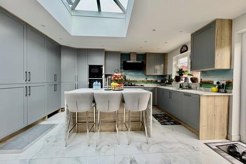 4 bedroom semi-detached house for sale, Granville Avenue, Hounslow