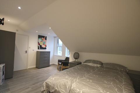 Studio to rent, Chichele Road, London