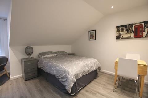 Studio to rent, Chichele Road, London