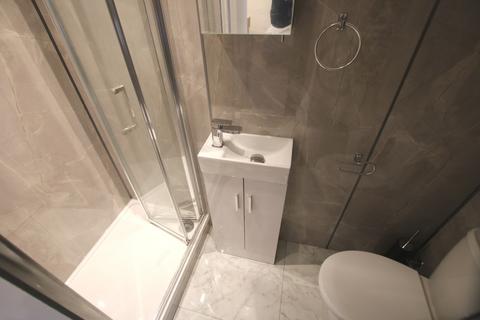 Studio to rent, Chichele Road, London