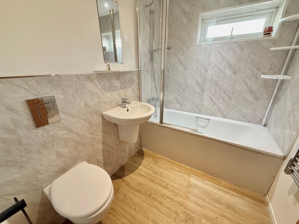 2 Northend Lodge Bathroom