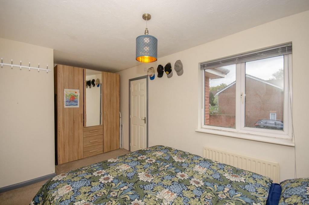 Bedroom 1 pic 2.jpg