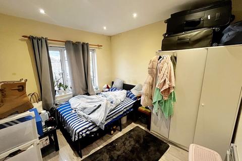 28a Greenway Gardens, Greenford, UB6 9TT