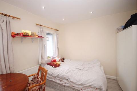 28a Greenway Gardens, Greenford, UB6 9TT