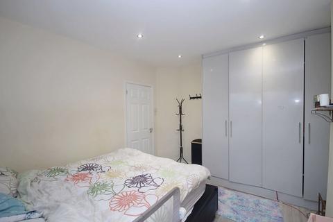 28a Greenway Gardens, Greenford, UB6 9TT