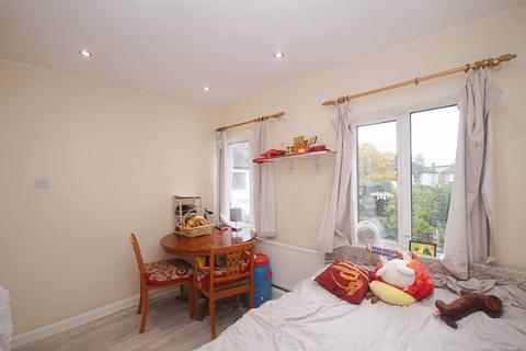 28a Greenway Gardens, Greenford, UB6 9TT