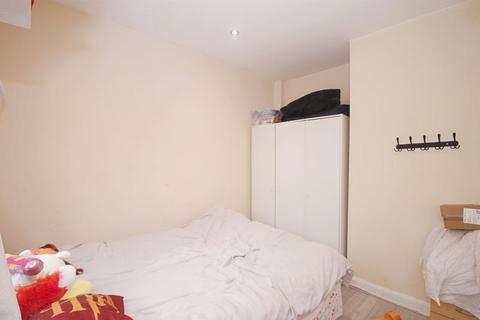 28a Greenway Gardens, Greenford, UB6 9TT