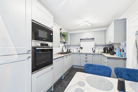 4 bedroom semi-detached house to rent, Thatcham Avenue Kingsway, Quedgeley, Gloucester, Gloucestershire, GL2