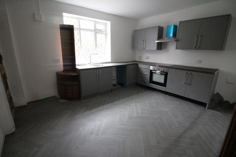 3 bedroom end of terrace house to rent, Montgomery Street, Oldham, OL8