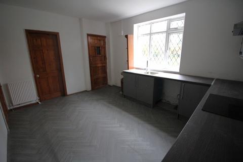 3 bedroom end of terrace house to rent, Montgomery Street, Oldham, OL8