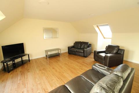 2 bedroom flat to rent, Seaforth Road, Top Floor, AB24