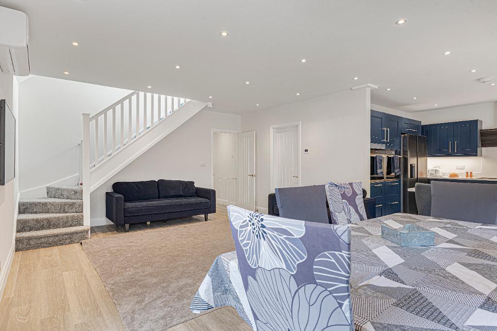 Open plan lounge/dining/kitchen