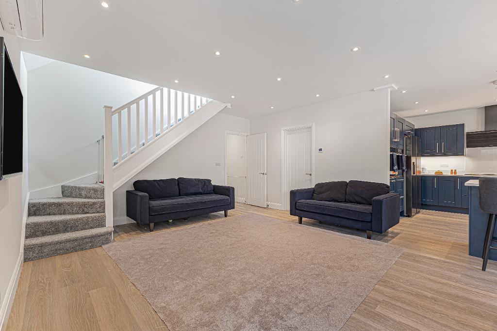 Open plan lounge/dining/kitchen