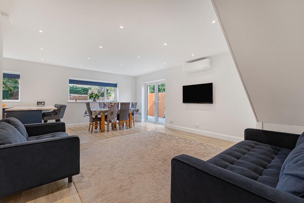 Open plan lounge/dining/kitchen