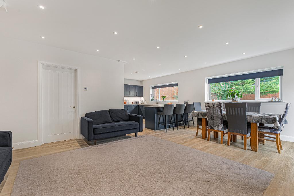 Open plan lounge/dining/kitchen