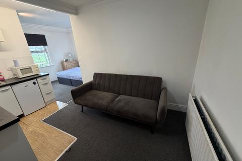 Studio to rent, Hampton Court Road, Sextons Hampton Court Road, KT8
