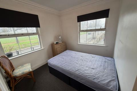 Studio to rent, Hampton Court Road, Sextons Hampton Court Road, KT8
