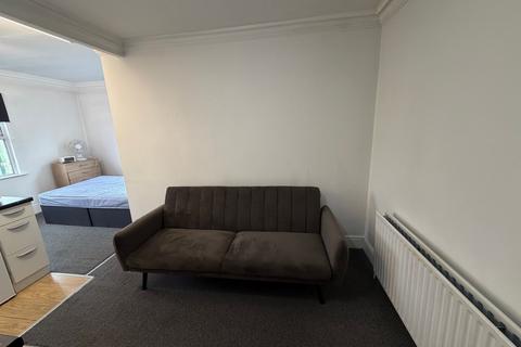 Studio to rent, Hampton Court Road, Sextons Hampton Court Road, KT8