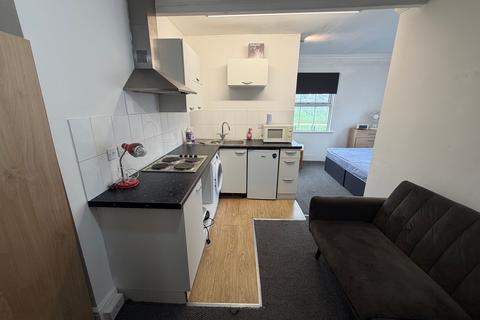 Studio to rent, Hampton Court Road, Sextons Hampton Court Road, KT8