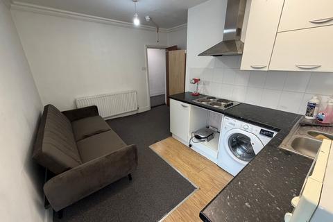 Studio to rent, Hampton Court Road, Sextons Hampton Court Road, KT8