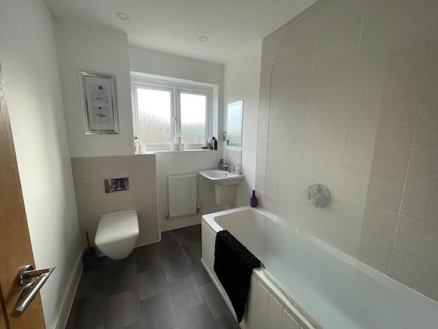 Main Bathroom.jpg