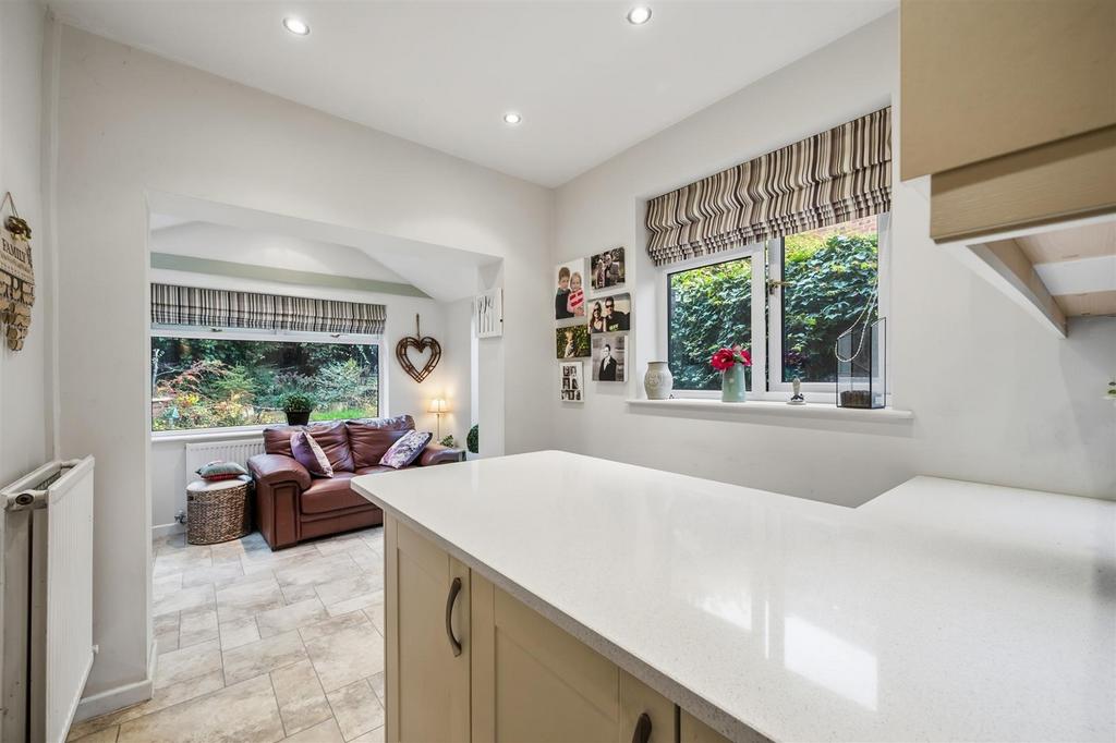Breakfast bar and seating area.jpg