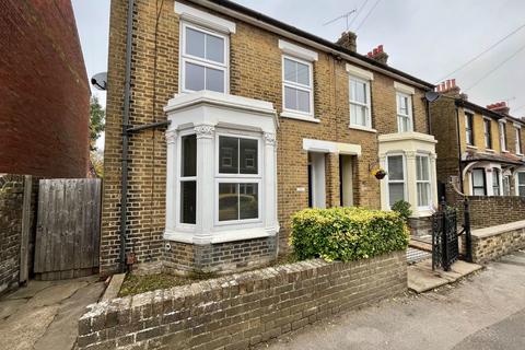 3 bedroom end of terrace house to rent, Park Road, Sittingbourne ME10