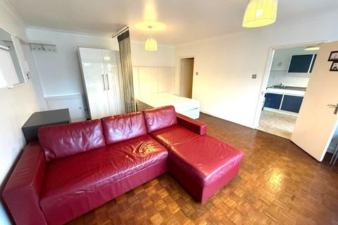 Studio to rent, Clivedon Court