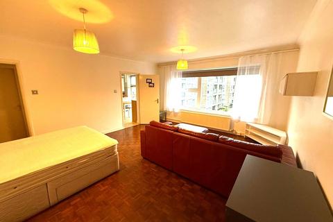 Studio to rent, Clivedon Court