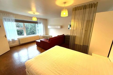 Studio to rent, Clivedon Court